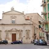 Usciamo e continuiamo a camminare verso quello che era l'istmo della penisola. Di fatto siamo alla fine di corso Dante, che "muore" dinanzi alla facciata della chiesa del Purgatorio. Lo stabile, in stile tardorinascimentale, fu consacrato nel 1667 e presenta nella parte bassa le sculture di quattro santi: Pietro, Stefano, Paolo e Lorenzo